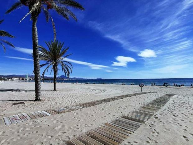 "Campello Beachside Duplex, Coastal Escape, Only 50 Meters From Sea" إل كامبيلو المظهر الخارجي الصورة